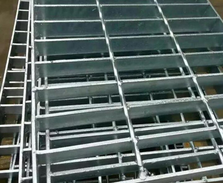 你知道在安裝鋼格柵的時候怎樣開孔嗎？